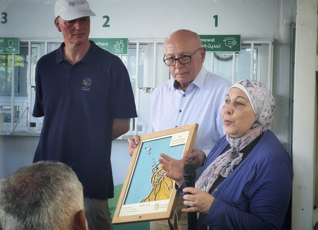 Abdul-Rahman Adib hands over the award to Rida Sayadi from Sanabel Nour.