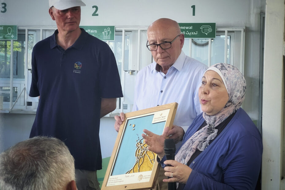 Abdul-Rahman Adib hands over the award to Rida Sayadi from Sanabel Nour.